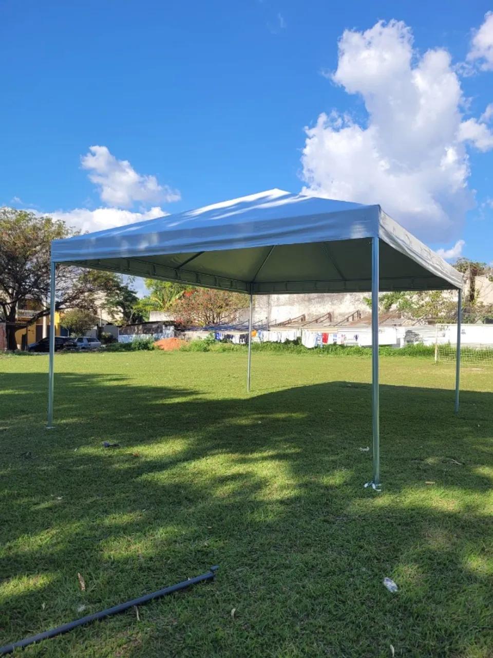 Ilustração de tenda piramidal 4x4
