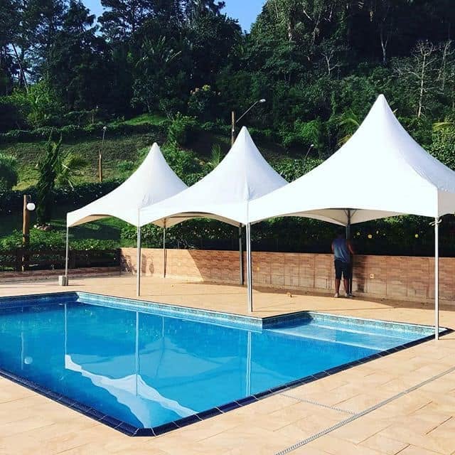 Tenda piramidal 8x5 montada para festa ao ar livre
