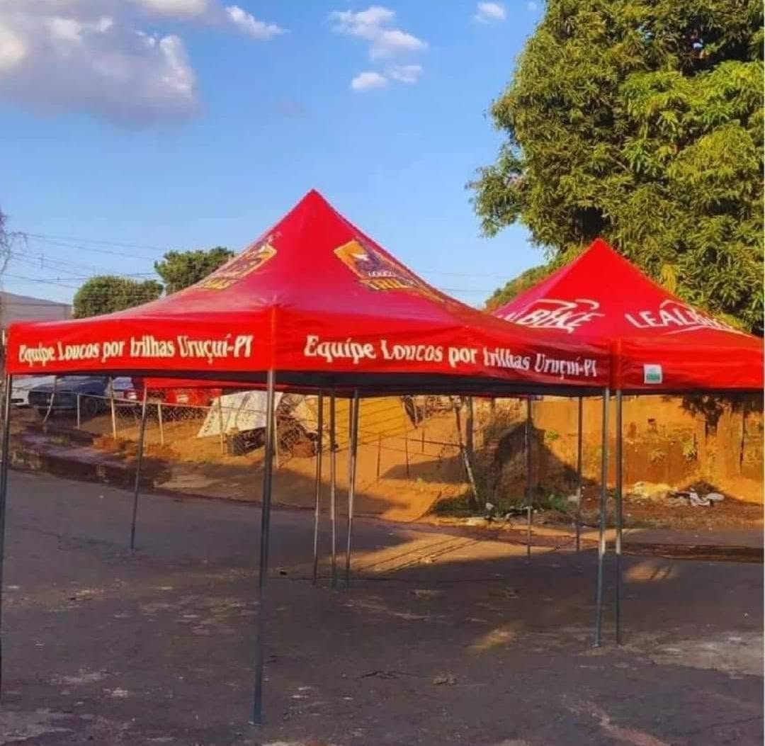 Tenda piramidal 4x4 em ponto de venda no comércio