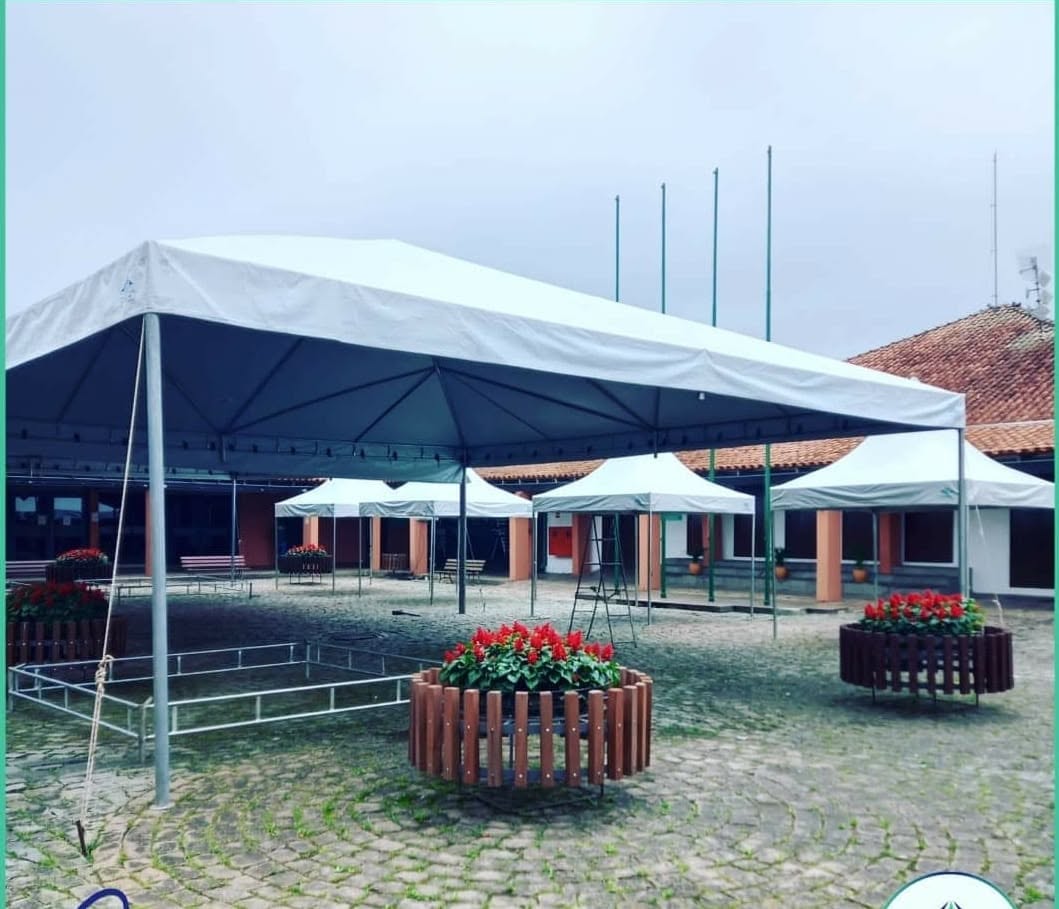 Estrutura metálica de tenda sendo soldada na oficina