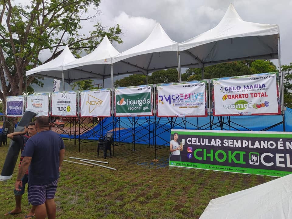 Tenda piramidal 5x5 em área de alimentação de evento